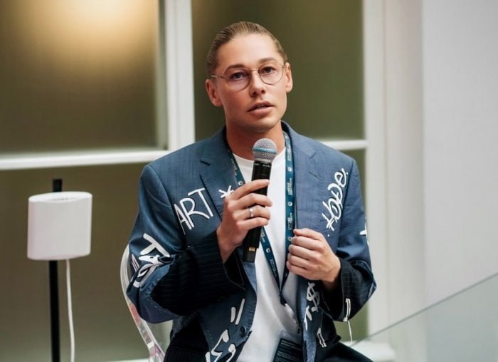 Дмитрий Бикбаев стал худруком театра «На Покровке» Новыми руководителями театра «На Покровке» назначены Дмитрий Бикбаев, который занял пост худрука театра, и Алексей Родин, ставший директором театра. Об этом сообщил глава депкульта Москвы Алексей Фурсин в своем телеграм-канале. «Первые победители конкурса "Таланты" получили должности в наших театрах. Неделю назад мы подвели итоги проекта и сформировали кадровый резерв. Дмитрий Бикбаев станет художественным руководителем Театра "На Покровке". Алексей Родин займет должность директора Театра "На Покровке"», – цитирует Интерфакс слова главы департамента культуры. Он отметил, что Бикбаев, «несмотря на свой еще довольно молодой возраст, зарекомендовал себя как один из самых ярких молодых театральных режиссеров». Он также продолжит руководить «Арт-платформой». Алексей Родин более 15 лет работает на руководящих должностях в учреждениях культуры Москвы. Фото: Поддержать донатом