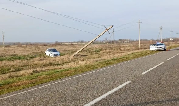 Годовалый ребенок и его мама пострадали в ДТП на Ставрополье Авария произошла накануне на автодороге Усть Невинский Беломечетская По предварительным данным водитель автомобиля Хендай выбрав небезопасную скорость не справился с управлением съехал с дороги и врезался в столб В результате пострадали два человека 22 летняя жительница соседнего региона и ребенок Они госпитализированы в больницу Невинномысска Стоит отметить что на тяжесть травм ребенка повлияло отсутствие детского удерживающего устройства Установлено что за рулем находился 41 летний житель соседнего региона который имеет стаж вождения 10 лет Злостным нарушителем ПДД не является На момент ДТП был трезв ГТРК Ставрополье Читайте нас в MAX