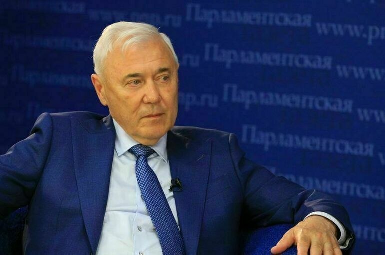 Изменения в регулировании микрозаймов Разработан новый законопроект для ужесточения условий работы микрофинансовых организаций МФО в России Комитет Госдумы по финансовому рынку предложил поправки запрещающие МФО выдавать более одного займа с полной стоимостью свыше 100 годовых Вводится также трехдневная пауза перед новым займом после погашения предыдущего Согласно данным Банка России 60 займов попадают в цепочки где заемщики берут новый кредит до погашения старого что увеличивает их долговую нагрузку Новый законопроект стремится обеспечить финансовую стабильность для граждан и сократить практики вечной задолженности