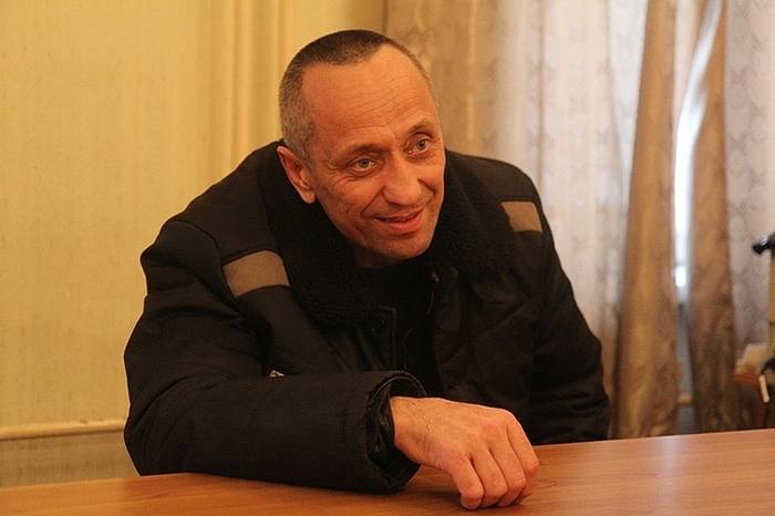 #   «Ангарский маньяк» Михаил Попков, ранее осужденный на пожизненный срок за убийство 86 человек, предстанет перед судом по обвинению в еще одном убийстве, совершенном в 2011-м.   По версии следствия, Попков встретил в ангарском парке 36-летнюю женщину, избил ее, а затем топором нанес удары по голове, труп убийца переместил в заброшенную кирпичную башню, поджег его и скрылся.     Гуд Афтенун   Новости