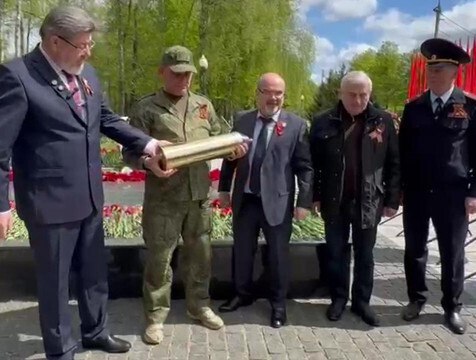 Капсулу Победы заложили в Обнинске В Обнинске заложили Капсулу Победы. В нее поместили 25 писем и рисунков от ветеранов, ученых, участников спецоперации, молодежи, работников сферы культуры и спорта. Об этом историческом моменте рассказал Вячеслав Лежнин.