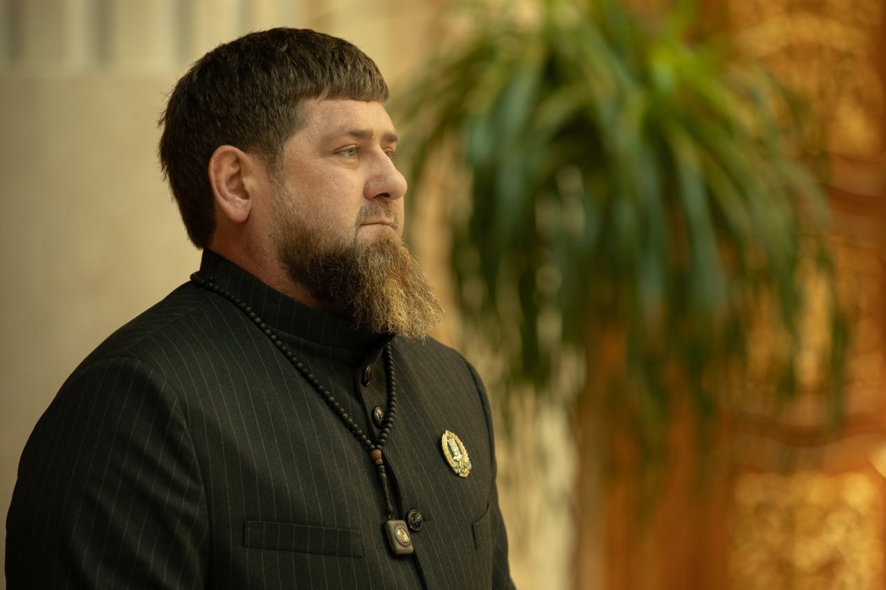 Кадыров сказал что не любит получать подарки и однажды продал их и раздал деньги малоимущим Для меня самое ценное слова которые человек говорит от души А так у меня все есть подарки не люблю Мне больше нравится когда семья поздравляет мама приезжает сестры и племянники собираются Это и есть счастье для меня цитирует главу Чечни РИА Новости Рамзан Кадыров добавил что будет отмечать день рождения в кругу семьи Когда ты стареешь вообще не хочется отмечать и говорить Я не думал что столько времени проживу и всегда думал что не дотяну до 30 лет а сейчас 49 Это очень много уверен глава Чечни Подписывайтесь на нас во ВКонтакте и в Одноклассниках чтобы быть в курсе самых интересных новостей Кавказа Подписывайтесь на телеграм канал АиФ Северный Кавказ