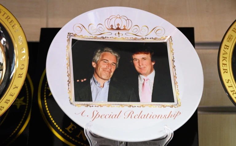 Демократы из комитета по надзору палаты представителей США опубликовали в Х три электронных письма покойного финансиста обвиненного в торговле девушками Джеффри Эпштейна из которых следует что Дональд Трамп был в курсе действий инвестбанкира Документы были получены от наследников Эпштейна В сообщении своей сообщнице Максвелл в 2011 году Эпштейн заявил что одна из его жертв имя которой скрыто провела с ним Трампом РБК несколько часов в моем доме но о нем ни разу не упоминалось Я хочу чтобы ты поняла что та собака которая не лаяла это Трамп написал Эпштейн Два других письма были адресованы писателю Майклу Вульфу который в 2018 году выпустил книгу с критикой Трампа и его администрации Пламя и ярость В переписке в 2015 году то есть еще до того как Трамп впервые официально выдвинул свою кандидатуру на пост президента они обсуждают возможную стратегию Эпштейна которую тому следует избрать в отношении его заявлений о связях с Трампом Фото Leon Neal Getty Images Следить за новостями РБК в МАХ