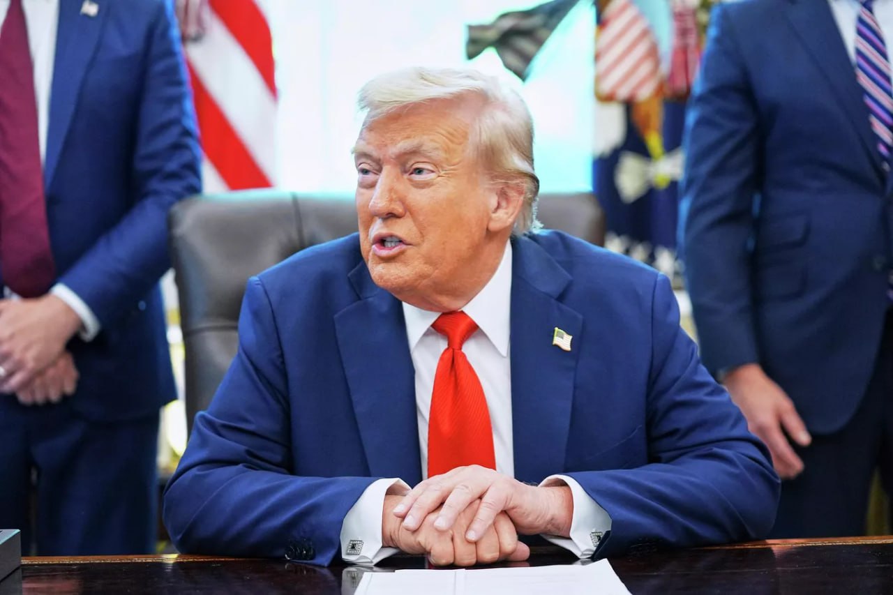 Дональд Трамп признался что его в шутку называют президентом Европы говоря о представителях государств Евросоюза из числа союзников США по НАТО При подписании ряда указов в Белом доме он выступил с утверждением что Штаты сейчас являются самой уважаемой страной в мире