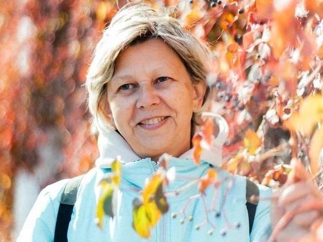 В казанском отеле в день рождения умерла учительница из Волгограда 58 летняя женщина взяла отпуск чтобы поехать в Казань на соревнования по баскетболу где выступал её 17 летний сын В день рождения коллеги и родители учеников пытались поздравить педагога но она не ответила на звонки Позже выяснилось что женщина скончалась в своём номере у неё остановилось сердце Подписаться Новости Казани