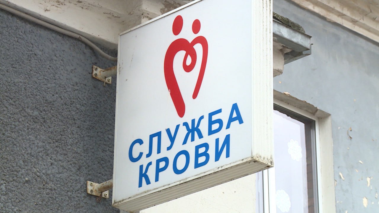 Сотрудники Управления Росгвардии по Псковской области присоединились к всероссийской ведомственной донорской акции От сердца к сердцу Об этом сообщили в пресс службе ведомства На станции переливания крови в Пскове росгвардейцы прошли предварительный медицинский осмотр и сдали кровь Участвовали в акции опытные доноры и те кто впервые сдавал кровь Всероссийская донорская акция От сердца к сердцу проводится регулярно Ее цель не только пополнение банков крови но и популяризация добровольного донорства среди сотрудников ведомства и жителей регионов