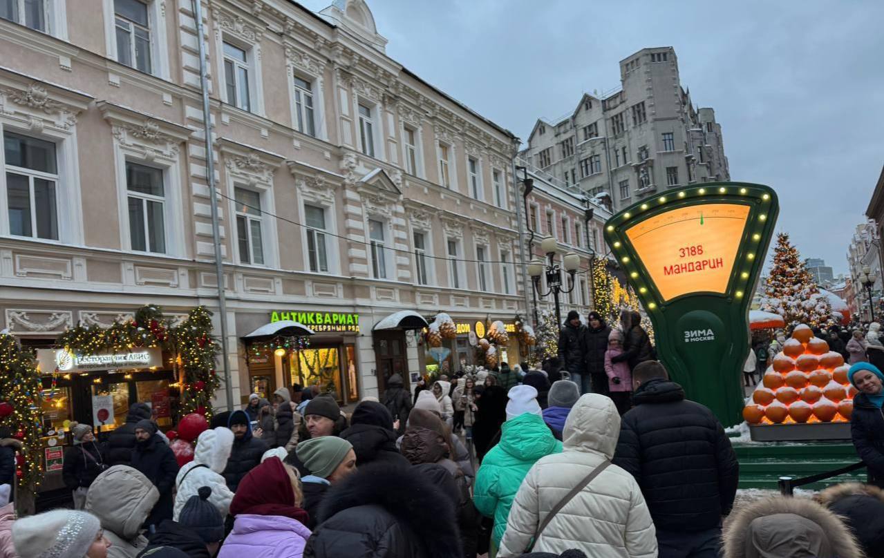 У гигантских весов с мандаринами на Арбате на новогодних каникулах появилась длинная очередь Желающие попасть на арт объект стоят на улице больше двух часов и даже покупают места за деньги За час проходит примерно 500 человек Ночью очередь меньше не становится идут и идут И мороз и снег все равно люди стоят Эта локация сейчас одна из самых посещаемых в Москве рассказал охранник инсталляции Больше новостей в Daily News