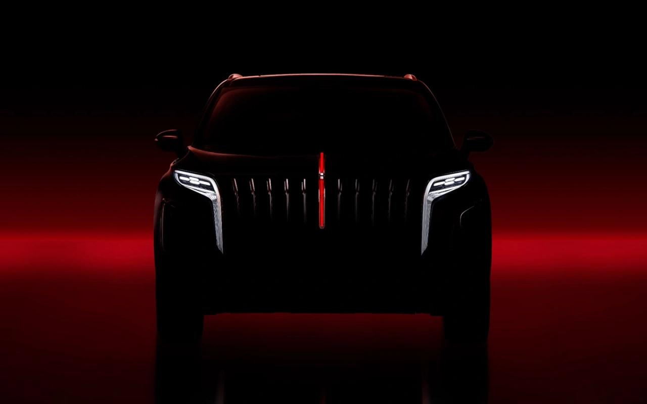 Каким будет новый кроссовер Hongqi HS7 для России  Автомобиль полноценно дебютирует на отечественном рынке до конца 2025 года. Цена и дата старта продаж пока неизвестны.   Кроссовер представляет собой увеличенную версию обновленного HS5. Но автомобиль не самый «большой» в линейке бренда, он уступает по статусу и габаритам модели E-HS9.   Модель HS7 оснащена 2,0-литровым бензиновым двигателем с турбонаддувом, непосредственным впрыском топлива и 48-вольтовой мягкой гибридной системой. Максимальная мощность составляет 245 л.с., крутящий момент — 380 Н·м. В паре с двигателем работает восьмиступенчатая автоматическая коробка передач Aisin. Разгон до 100 км/ч занимает 8,8 секунды, а расход топлива в смешанном цикле составляет 8,2 л на 100 км.