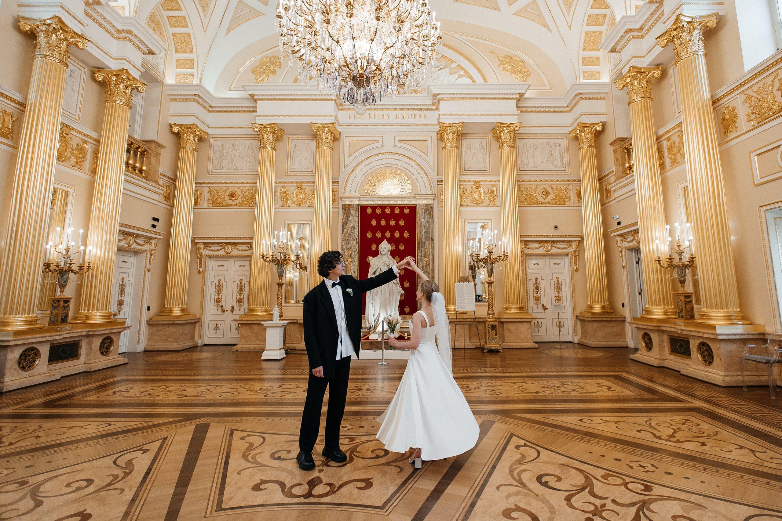 Средняя стоимость организации свадьбы на 50 70 гостей в столице в 2026 году будет начинаться от 2 75 млн до 7 млн Ценник в будущем году увеличится на 10 15 все из за подросших гонораров артистов подрядчиков оформителей и банкетных площадок