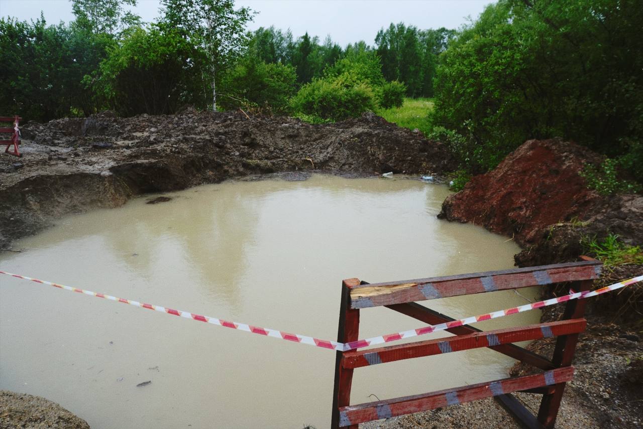 «Работают по колено в грязи»: в Шимановске устраняют коммунальную аварию В Шимановске произошел аварийный порыв трубы холодного водоснабжения. В ночь на 22 июля с 03.00 начнутся ремонтные работы. Уточняется, что ремонт требуется на магистральной сети от станции обезжелезивания протяженностью 30 метров. Чтобы минимизировать неудобства, работы пройдут ночью и завершатся в светлое время суток. Ожидается снижение напора воды и изменение её цвета. «Прошу вас отнестись с пониманием и запастись водой, так как ситуация серьезная. Мы делаем все возможное, чтобы минимизировать время отключения. Работы ведутся в сложных условиях, и наши специалисты работают на пределе – в яме глубиной 4 метра, по колено в грязи. Пожалуйста, отнеситесь с уважением к нашей работе. Мы прилагаем все усилия!», - сообщает работник ООО «Водосток». Реклама