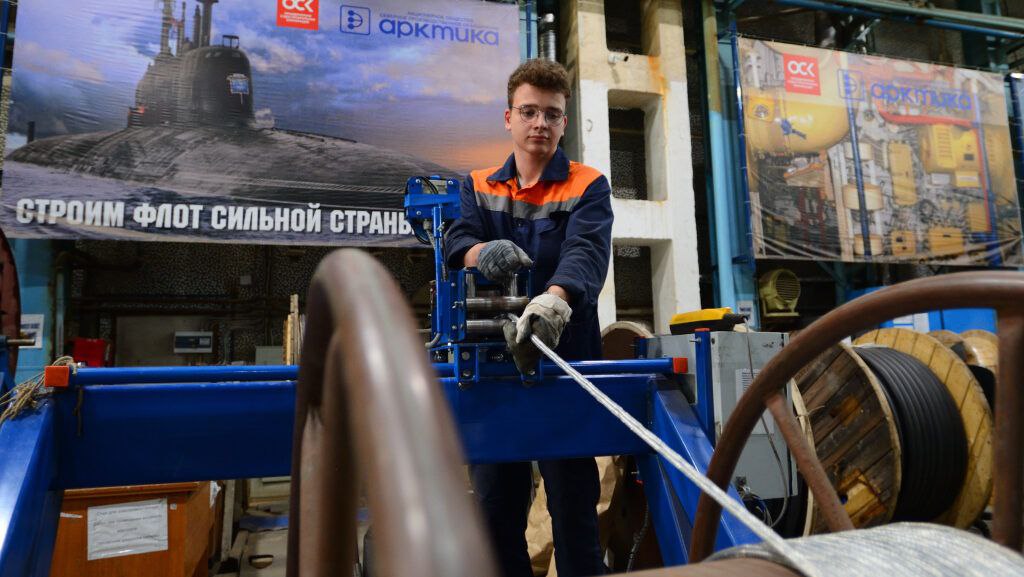 ОСК заключила соглашение о сотрудничестве с Российскими студенческими отрядами  ОСК и молодежная общероссийская общественная организация «Российские студенческие отряды»  РСО  подписали соглашение о сотрудничестве в сфере молодежной политики, направленное на укрепление и развитие кадрового потенциала судостроительной отрасли. Свои подписи под документом поставили генеральный директор ОСК Андрей Пучков и руководитель центрального штаба РСО Ярослав Зубащенко.  «Соглашение о намерениях – это важный шаг в развитии сотрудничества между студенческими отрядами и предприятиями ОСК. Такой союз открывает уникальные возможности для студентов получить бесценный практический опыт, применить свои знания на реальном производстве и внести свой вклад в развитие судостроительной отрасли», – рассказал генеральный директор ОСК Андрей Пучков.  Соглашение также направлено на совместную работу по привлечению студентов профильных образовательных организаций среднего и высшего образования к работе в составе студенческих отрядов на предприятиях ОСК, и на организацию совместных мероприятий, проектов и программ.    Подписаться на «Медиапалубу»