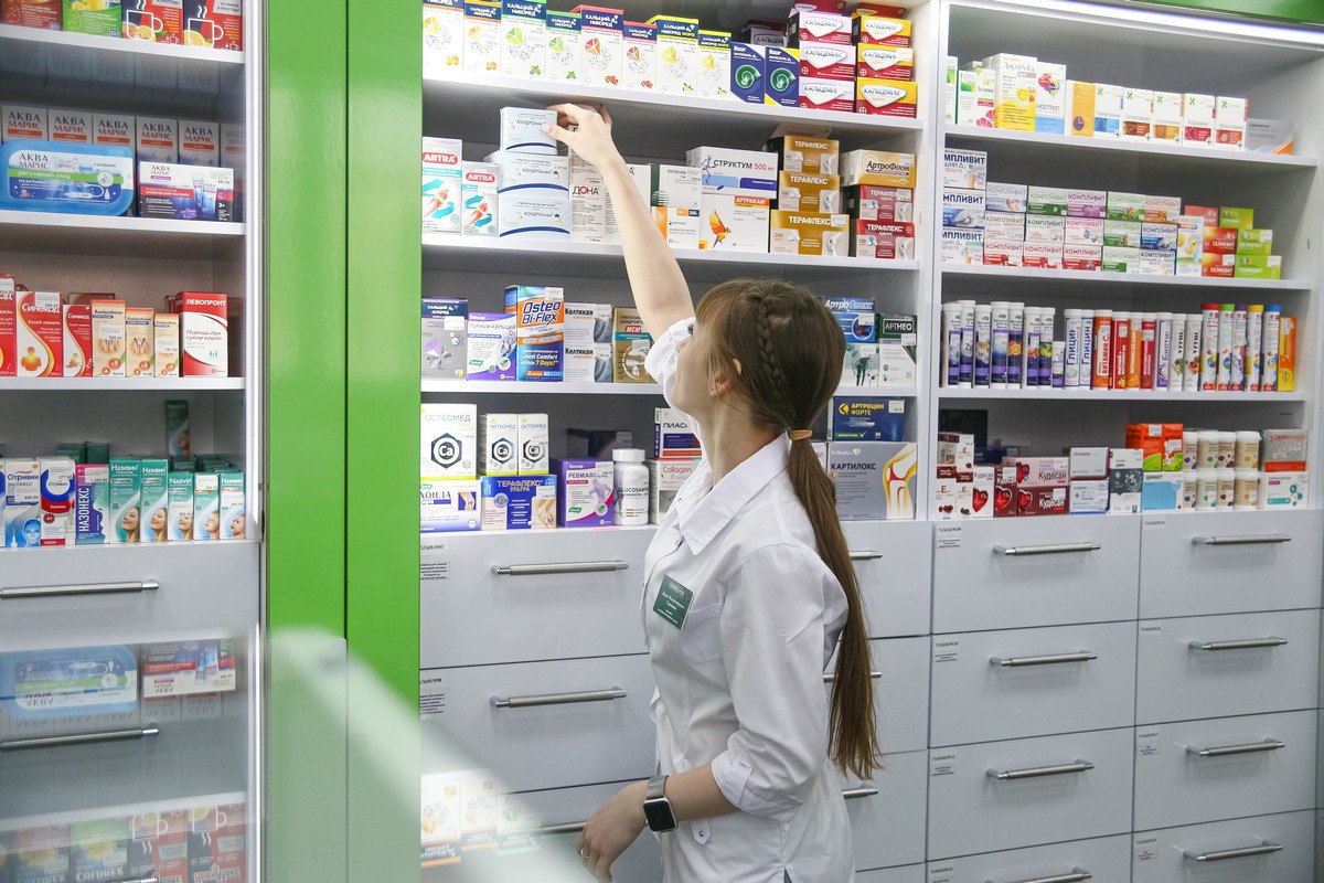 В Красноярском крае тяжело больного ребенка обеспечили необходимым лекарством только после вмешательства прокуратуры.   У 12-летнего мальчика из Зеленогорска – муковисцидоз. Это генетическое заболевание, при котором нужна постоянная терапия. Если не принять вовремя препараты, состояние ухудшится до критического.    По закону ребенок с таким диагнозом должен бесплатно получать препараты. Однако в начале года министерство здравоохранения края допустило перебои в поставках. Родителям пришлось за свой счет приобретать лекарства, а цена у них немалая.
