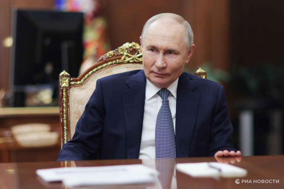 Путин оценил новый стадион в Мариуполе  30 июня - Президент России Владимир Путин выразил уверенность, что молодежные спортсмены из Мариуполя смогут добиться выдающихся результатов благодаря созданию новых спортивных условий.  В ходе совещания по социально-экономическому развитию новых субъектов РФ, президент через видеосвязь ознакомился с новым стадионом "Западный", расположенным в Мариуполе.   "Я уверен, что вы сможете достичь лучших спортивных показателей, особенно с возможностью тренироваться на таком качественном объекте," - отметил Путин.  Также, во время открытия нового бассейна в Первомайске, он подчеркнул, что спортивная гимнастика является как красивым, так и сложным видом спорта, и пожелал успехов всем спортсменам.