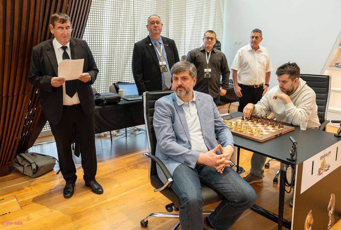 Петр Свидлер выиграл отборочную часть турнира Jerusalem Masters 2025 В Иерусалиме завершена предварительная часть турнира Jerusalem Masters 2025 по итогам которой четверо лучших гроссмейстеров отобрались в нокаут стадию В турнире принимали участие двенадцать шахматистов которые в течение трех дней сыграли одиннадцать партий в рапид Уже после первого дня в лидеры вышел российский гроссмейстер Петр Свидлер в итоге он и выиграл отборочную стадию с результатом 8 очков из 11 На пол очка от Свидлера отстали Ян Непомнящий Вишванатан Ананд и Арджун Эригайси Полуфиналы и финалы Jerusalem Masters 2025 пройдут завтра 3 декабря новости турнир