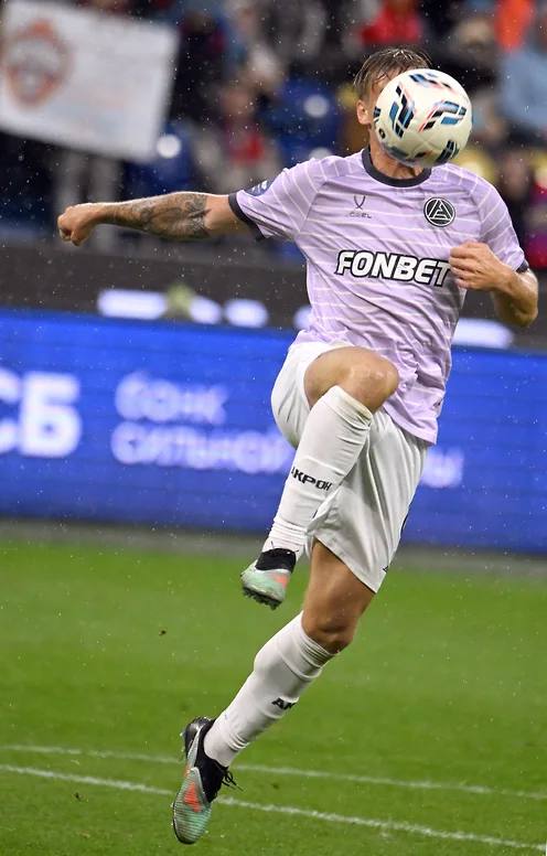 Футболисты Акрона впервые победили московский клуб в РПЛ Футболисты тольяттинского Акрона впервые в Российской премьер лиги РПЛ одержали победу над столичной командой Команда Заура Тедеева на выезде обыграла Динамо со счетом 1 2 В составе Акрона отличились Дмитрий Пестряков и Стефан Лончар Победа над Динамо стала для тольяттинского клуба стала четвертой в сезоне и третьей на выезде Акрон еще ни разу не побеждал столичные ЦСКА Спартак и Локомотив однако с последними двумя клубами сыграл в этом году вничью kommersant volga