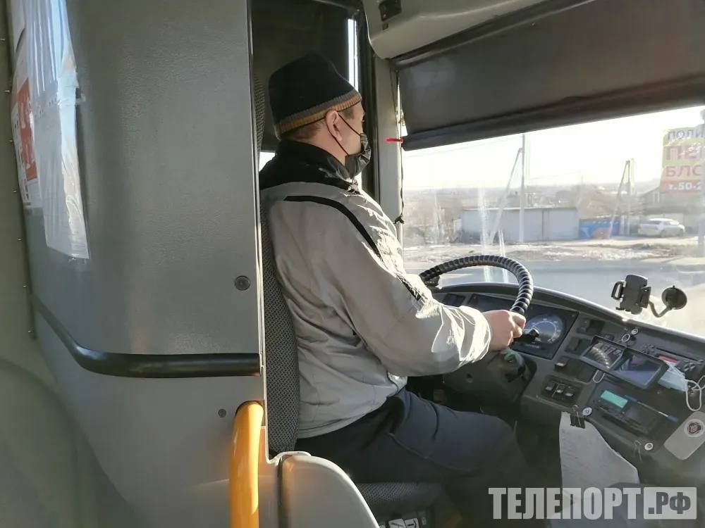 Проблемный автобусный маршрут остался без водителей в Белогорске водить автобусы в микрорайоне Зеленый городок желающих не нашлось В Белогорске уволились все водители работавшие на маршруте 6 Железнодорожный вокзал База 3 рассказали в пресс службе главы города Этот автобус обслуживает микрорайон Зеленый городок где проживают свыше 1 5 тысячи человек Неделей ранее уволились два водителя а 6 сентября написал заявление еще один Как сообщает перевозчик заменить их в настоящее время некем Работа на маршруте осуществлялась посменно в том числе с привлечением иностранных граждан Ранее конкурсы на выполнение работ связанных с осуществлением регулярных перевозок на муниципальном маршруте 6 объявлялись несколько раз Но желающих принять участие в процедурах не нашлось С перевозчиком велись постоянные переговоры о возможности продолжения работы А в последнее время по информации диспетчерской службы участились еще и случаи негативного отношения жителей микрорайона к водителям рассказала специалист управления ЖКХ Оксана Чалая В управлении заявили что предпринимают усилия для поиска решения и восстановления транспортного сообщения микрорайона с городом ТЕЛЕПОРТ РФ здесь все об Амурской области Написать нам