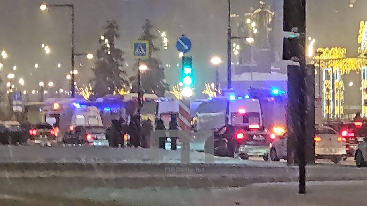 В центре Перми столкнулись два автобуса, есть пострадавшие.  По словам очевидцев, автобус маршрута №50 стоял на остановке «Попова», когда в него врезался автобус маршрута №10. По предварительной информации, есть пострадавшие.    Подписаться   Прислать новость