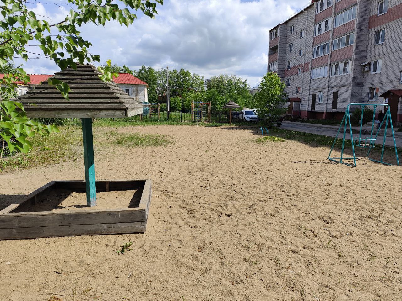 По требованию прокуратуры детскую площадку приведут в нормативное состояние Органами прокуратуры Архангельской области и Ненецкого автономного округа завершена проверка публикации о ненадлежащем состоянии детской площадки, расположенной на придомовой территории дома 5 по ул. Невского в г. Котлас. Установлено, что данная детская площадка входит в состав общего имущества многоквартирного дома, не соответствует требованиям Национального стандарта Российской Федерации ГОСТ Р 52169-2012 «Оборудование и покрытие детских игровых площадок. Безопасность при эксплуатации. Общие требования», утвержденного приказом Росстандарта от 23.11.2012 № 1148-ст. В связи с тем, что управляющей организацией не обеспечено исполнение обязанности по содержанию детской площадки Котласской межрайонной прокуратурой внесено представление ее руководителю. Реальное устранение нарушений остается на контроле Котласской межрайонной прокуратуры.