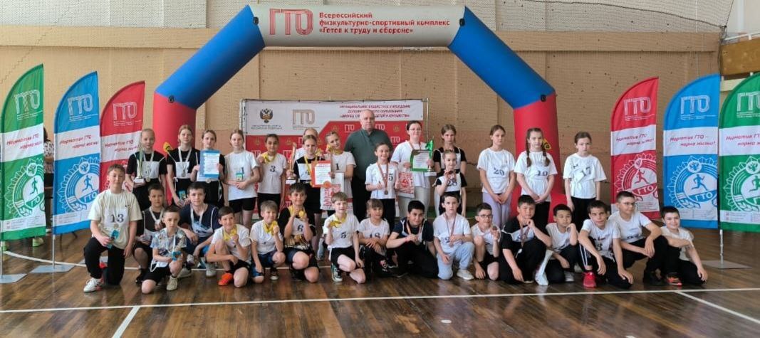 В рамках Всероссийского Олимпийского дня во Дворце спорта прошёл муниципальный фестиваль "Олимпийский огонь" 32 участника из 4 команд детских летних оздоровительных площадок района собрались, чтобы посоревноваться и показать свои спортивные достижения/ Победители фестиваля: 1 место — команда школы №2 2 место — команда Дворца спорта 3 место — команда ЦВР Ванино 4 место — команда ЦВР «Радуга» Все участники показали отличную спортивную подготовку и командный дух. Поздравляем победителей и призеров! Спасибо каждому за яркие эмоции и достойную борьбу.