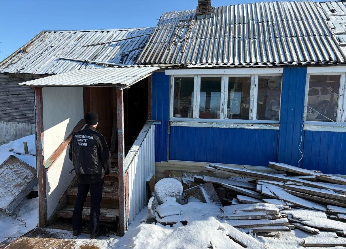 Жительница Ненецкого автономного округа признана виновной в убийстве сожителя Собранные региональными следственными органами СКР доказательства признаны судом достаточными для вынесения приговора ранее привлекавшейся к уголовной ответственности за преступления против личности и собственности 45 летней жительнице Ненецкого автономного округа Она признана виновной в совершении преступления предусмотренного ч 1 ст 105 УК РФ убийство Следствием и судом установлено что в ночь на 25 апреля 2025 года по месту жительства в городе Нарьян Маре осужденная находясь в состоянии алкогольного опьянения в ходе возникшей ссоры нанесла множественные удары топором по голове и телу 41 летнему сожителю От полученных травм пострадавший скончался на месте преступления В ходе допроса на стадии предварительного следствия женщина признала свою вину и пояснила следователю что ей не понравилось что сожитель в процессе застолья стал выгонять ее из дома поэтому она ударила его топором Приговором Нярьян Марского городского суда ей назначено наказание в виде 10 лет 6 месяцев лишения свободы с отбыванием в колонии общего режима Приговор суда не вступил в законную силу