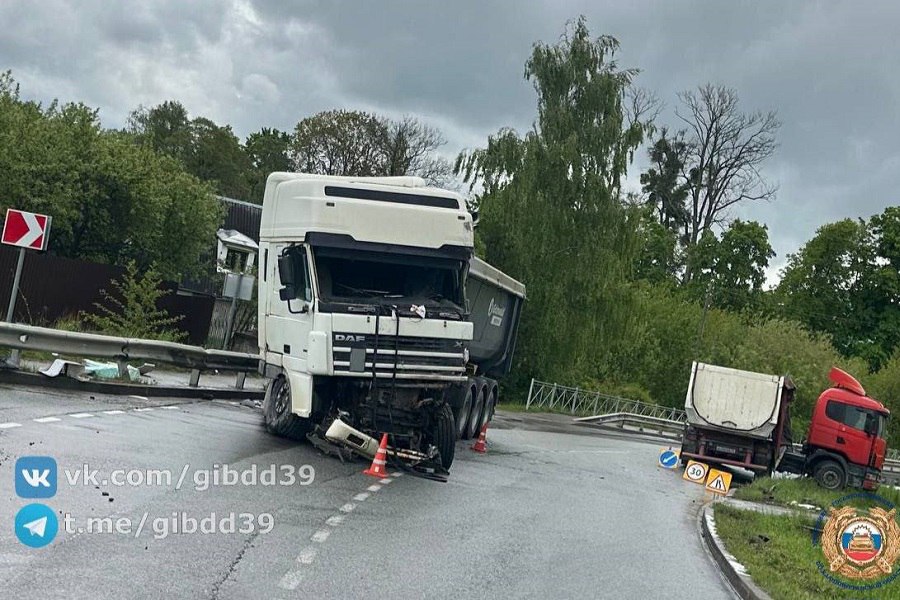 В Гурьевском районе затруднено движение из-за столкновения двух грузовиков в п. Рыбное По оперативной информации, авария случилась около 10:02. В поселке Рыбное столкнулись два грузовика, перегородив большую часть дороги. В результате ДТП пострадал один из водителей. На месте работают сотрудники Госавтоинспекции, устанавливаются все обстоятельства произошедшего. Движение затруднено.