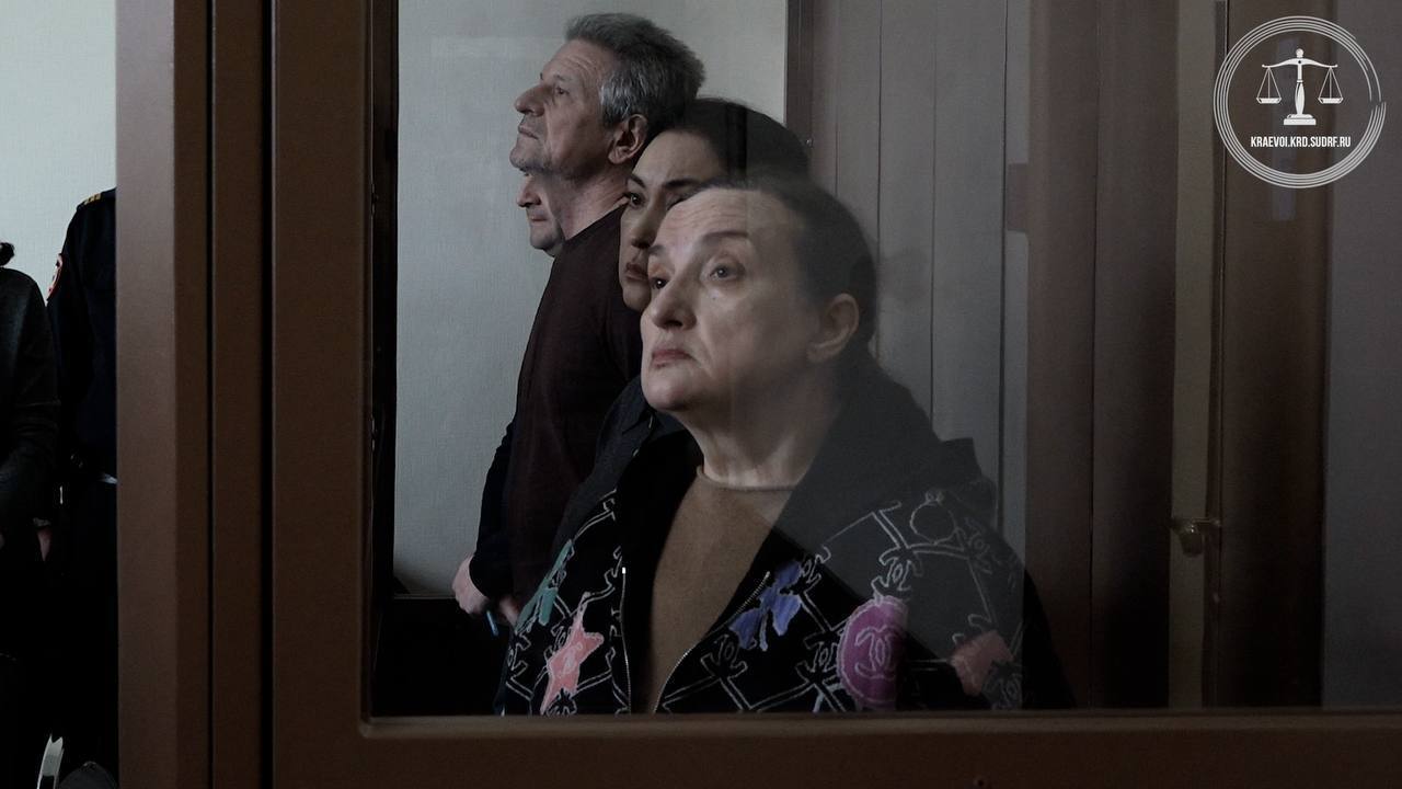 Краснодарский суд обратил в доход государства имущество бывшего председателя Ростовского областного суда Елены Золотаревой Ещё в декабре 2025 года Золотареву признали виновной в получении взяток На незаконные доходы она приобрела недвижимость и машины но оформляла их на своего сына Сергея Золотарева и знакомую Марию Данкевич Теперь всё это имущество переходит государству В списке конфискованного квартира и машино место автомобили Toyota Land Cruiser и Toyota Alphard Кроме того в доход бюджета обращены крупные суммы денег и драгоценности изъятые во время обысков у Золотаревой почти 129 миллионов рублей 27 880 евро 11 700 долларов США ювелирные изделия на сумму свыше 17 5 миллионов рублей Дополнительно с семьи взыскали 4 миллиона рублей как компенсацию за ранее проданную недвижимость сообщили в Объединённой пресс службе судов края Быть в курсе Мы в MAX