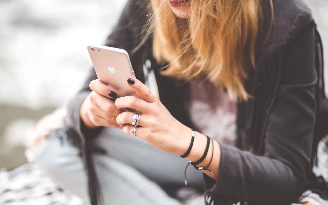 Кого чаще всего обманывают онлайн мошенники рассказали в МВД Жертвами дистанционных мошенников в большинстве случаев становятся женщины средних лет живущие в мегаполисах и имеющие высшее образование Статистика говорит о том что потерпевший у нас выглядит так это женщина в возрасте от 30 до 49 лет имеющая высшее образование официально трудоустроенная проживающая в мегаполисе Чаще всего потерпевшие именно в этом возрасте именно женщины Поэтому о том что у нас чаще всего преступления совершаются в отношении пенсионеров это неправда рассказала представитель МВД РФ Юлия Меньщикова Как отметила представитель МВД в основном мошенники либо запугивают потерпевших либо играют на их желании обогатиться предлагают получить большой доход от краткосрочных вложений Источник РИА Новости Будь в курсе событий везде ОК VK MAX