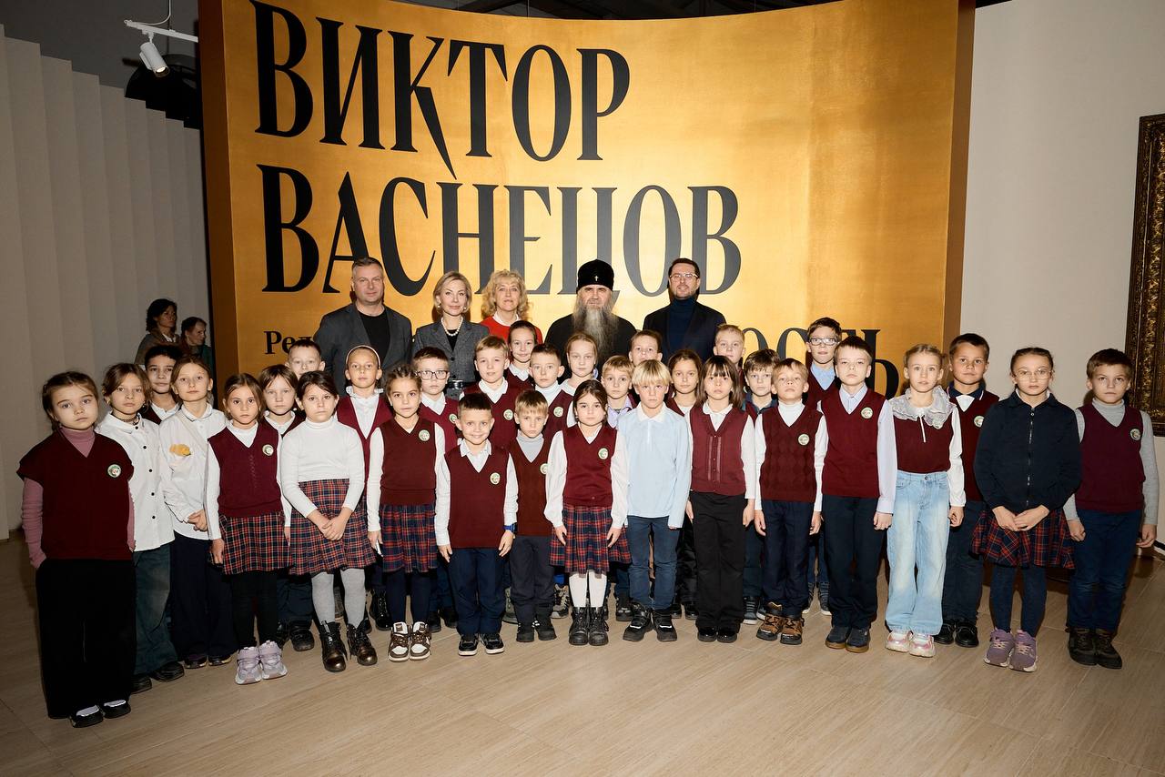 МИТРОПОЛИТ ГЕОРГИЙ НА ВЫСТАВКЕ ВАСНЕЦОВА Митрополит Нижегородский и Арзамасский Георгий посетил выставку Виктор Васнецов Радость праведных в Манеже В целом как сообщила министр культуры Наталья Суханова за три недели работы выставку посетили более 8500 человек Выставка будет работать до 25 января 2026 года Эта статистика невероятно радует потому что выбранная кураторской группой тема очень непроста Для нас было крайне важно донести до посетителей не только красоту работ художника не только новую грань его творчества менее известную нежели его сказочные работы но и рассказать о его роли в искусстве нашей страны отметила Суханова