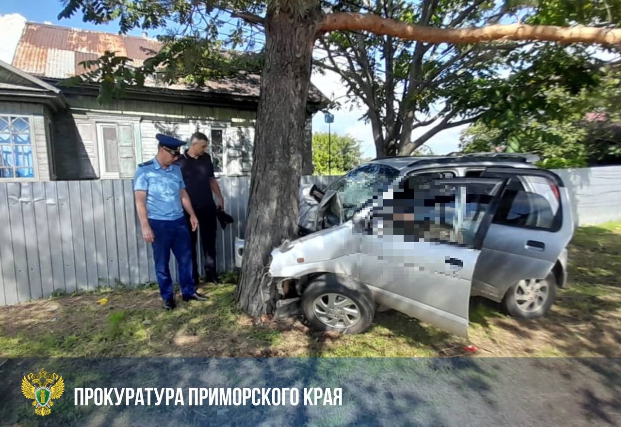 Дальнереченский районный суд Приморья вынес обвинительный приговор матери чья 13 летняя дочь устроила смертельное ДТП Трагедия произошла в августе 2025 года Тогда пьяная 31 летняя жительница Дальнереченска посадила за руль своего несовершеннолетнего ребенка Девочка допустила ошибку и врезалась в дерево Итог один труп и трое пострадавших Детали трагедии и подробности суда собрали в материале Подписаться