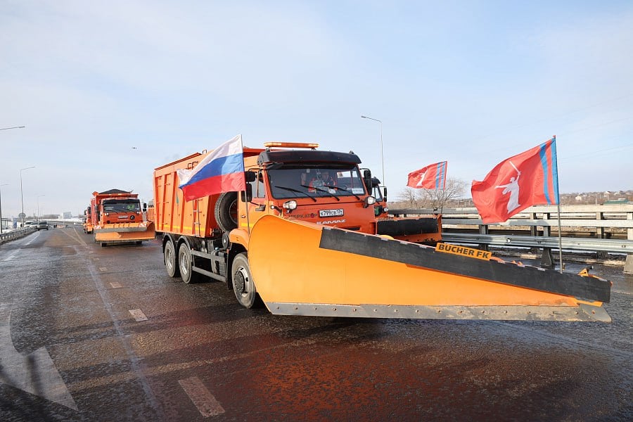 В Волгограде в очередной раз открыли новый путепровод на Третьей продольной  На этот раз полностью и окончательно. Новую развязку на Третьей продольной достроили. На трехкилометровом участке расширили дорогу до четырех полос, возвели путепровод протяженностью 116,5 метра. Для пешеходов поставили две автобусные остановки, обустроили тротуары. Для автомобилистов сделали зону отдыха и парковки.   Фото: АВО