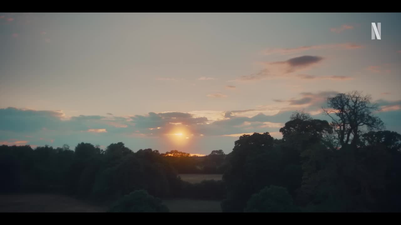 Netflix анонсировал выход сериала 'Гордость и предубеждение' с Эммой Коррин и Джеком Лауденом