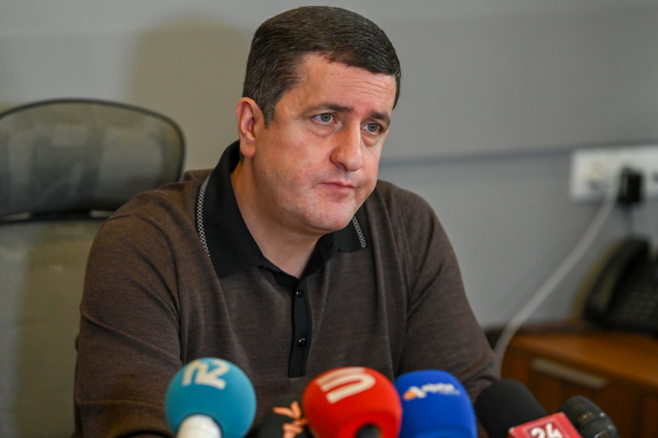 Власти по политическим причинам не снизили тариф на электроэнергию хотя еще в июне до начала запуска процесса национализации это предлагали собственники Элсетей Армении компания Ташир капитал Бывший и о главы Элсетей Давид Казинян смещенный после назначения временного государственного управляющего пояснил журналистам что в энергосистеме образовался положительный баланс в 9 5 млн поэтому было решено снизить тариф на 1 драм за киловатт час Однако регулятор так и не утвердил это предложение Мне кажется власти намеренно затягивают процесс рассмотрения заявки для того чтобы лишить нас лицензии 18 ноября будет решение регулятора а потом самим спустить цену приписав себе это в заслугу перед потребителями сказал он SputnikARM