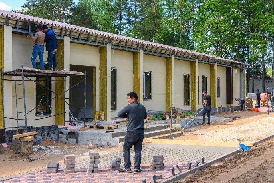Новые корпуса появятся еще в трех детских лагерях Калужской области В этом году в двух калужских лагерях так называемого Андреевского куста Искре и Ласточке построено четыре корпуса Это позволило дополнительно принять более 800 детей сообщил губернатор Владислав Шапша В 2026 2027 годах в летних загородных лагерях будет построено десять новых корпусов Четыре из них получит лагерь Дружба который планируется сделать областной собственностью еще четыре лагерь Геолог остальные два лагерь Искра В Геологе будут также капитально отремонтированы здания столовой медицинского блока и досугового центра в Искре столовой и медицинского блока Финансироваться эта работа будет из федерального бюджета Калужская область включена в федеральную программу отдыха и оздоровления детей Общая сумма средств привлечены из федерального бюджета на эти цели составит более 167 миллионов рублей сказал глава министерства образования и науки Александр Аникеев