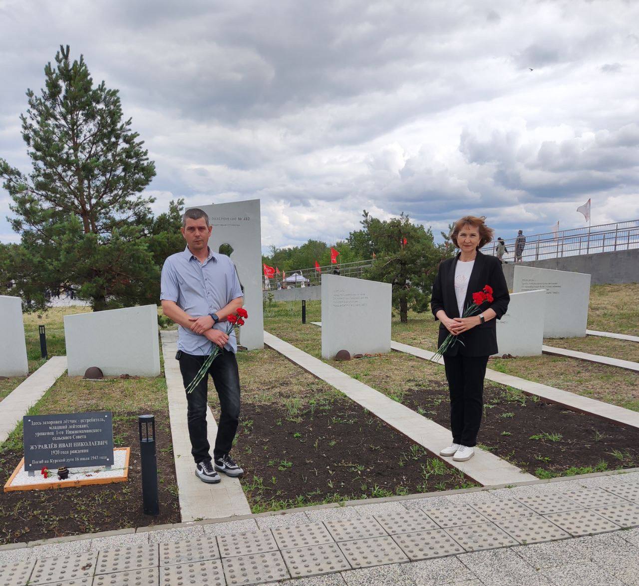 Сотрудники УФК по Воронежской области во главе с начальником Отдела № З Ларисой Зеленской приняли участие в военно-историческом фестивале «Сквозь века к Великой Победе», который прошёл в Верхнемамонском районе Воронежской области на территории мемориала Осетровский плацдарм. На фестивале сотрудники Отдела № 3 учились метать гранаты, принимали участие в снайперских дуэлях, изучали основы полевой медицины и познакомились с устройством стрелкового оружия. Самым зрелищным и масштабным событием фестиваля стала военно-историческая реконструкция победного боя советской армии с немецко-фашистскими захватчиками. В рамках фестиваля прошел показ костюмов 1940-х годов. Кроме того, казначеи посмотрели художественные и документальные фильмы о событиях и героях Великой Отечественной войны и послушали выступления местных творческих коллективов. Память погибших воинов почтили минутой молчания и возложили венки и цветы к братской могиле.