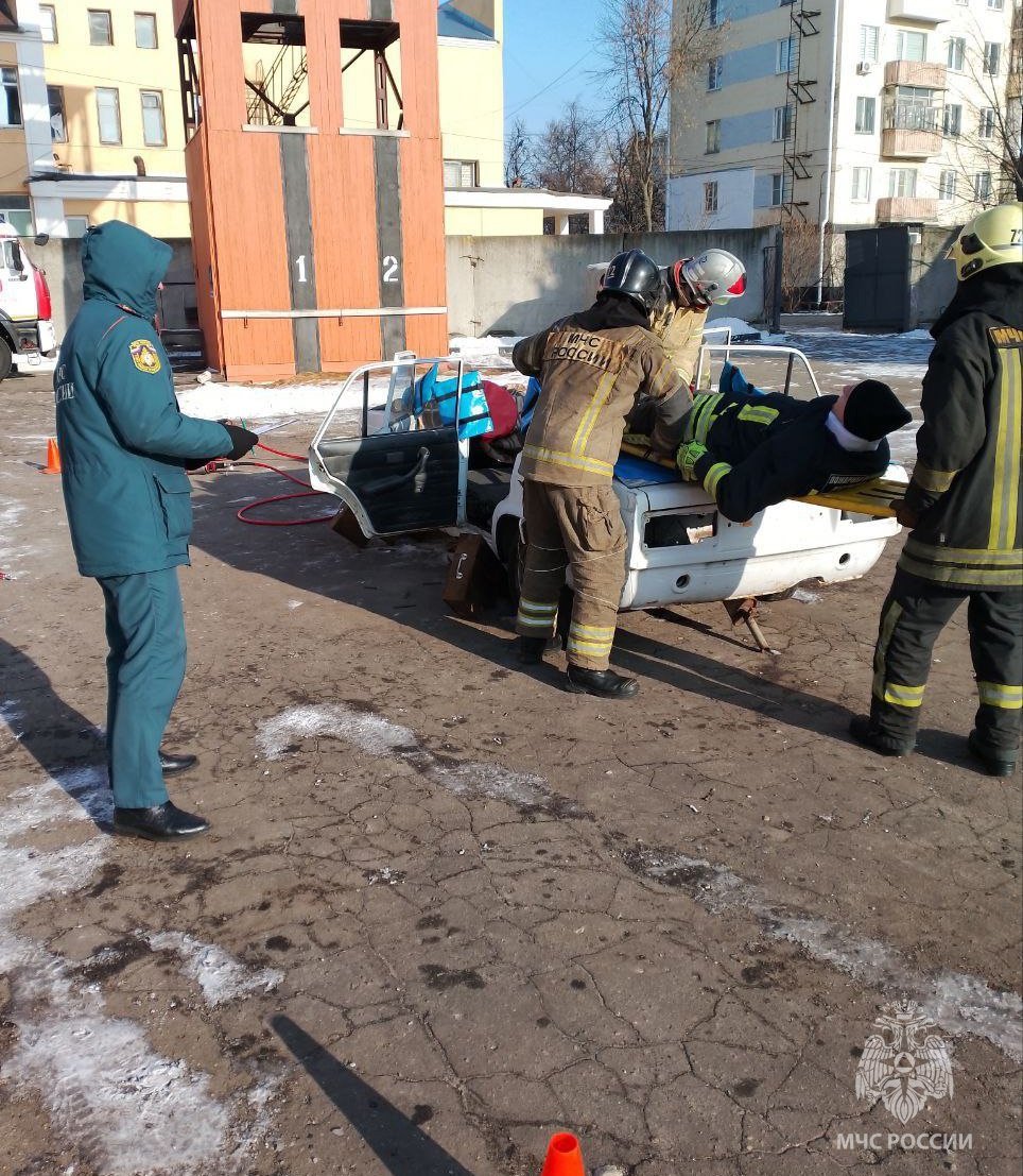 Покореженный металл, деблокирование пострадавших: в Нижнем Новгороде прошли соревнования по ликвидации ДТП  За звание лучших боролись 24 команды из подразделений 1 пожарно-спасательного отряда.  Оценка производилась по нескольким критериям:   скорость и эффективность выполнения спасательных работ;  соблюдение техники безопасности;  правильность применения оборудования ;  оказание первой помощи пострадавшим.  Победителем стала команда 2 пожарно-спасательной части, продемонстрировавшая исключительное мастерство и слаженность действий. Второе место у команды 3 пожарно-спасательной части, а на третьем месте команда 30 пожарно-спасательной части.  Следующим этапом станут областные соревнования, которые пройдут в марте.