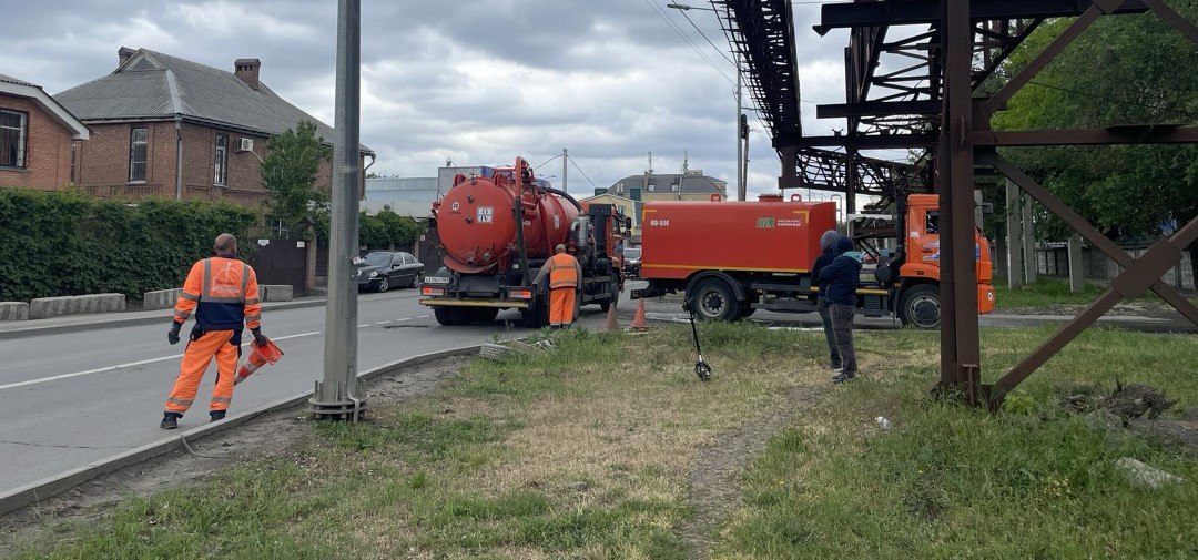 В Ростове нечистоты затопили подвалы жителей на Орской В районе ЖК «Березовая роща», вблизи улицы Орской, 10 мая забился канализационный коллектор. Жители сообщили о подтопленных подвалах из-за прорвавшихся нечистот. На место несколько раз выезжали аварийные бригады Ростовводоканала. Ситуацию с коммунальной аварией прокомментировали в соцсетях администрации Первомайского района. Как сказано в сообщении, из-за ливня утром 10 мая забился канализационный коллектор в районе ЖК «Березовая роща». Бригада аварийной службы Ростовводоканала сразу не смогла установить место засора. Потребовалось уточнить схемы водоотведения в этом районе. Очевидцы сообщали о затопленном под потолок помещении насосной станции в ЖК, отключениях воды. Вечером в субботу в ТГ-канале коммунального предприятия сообщили, что работы на линии канализации продолжаются. На место приехала илососная машина. Такую технику используют, в том числе, и для очистки канализационных систем.