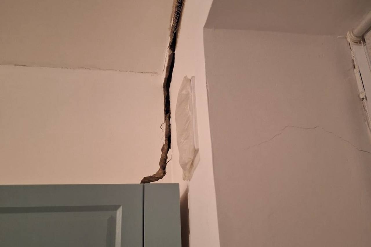 Построенные по Нұрлы жер дома разваливаются в Атырау В Атырау жители нескольких домов построенных всего пять лет назад по программе Нұрлы жер сообщили о серьёзных дефектах По их словам стены и фундамент зданий покрылись глубокими трещинами что делает проживание небезопасным Жильцы микрорайоне Талгайран отмечают что покупали эти дома по программе ипотеки для очередников и рассчитывали на надёжность построек По предварительным оценкам специалистов проблемы могли возникнуть как из за нарушений строительных норм так и вследствие использования некачественных материалов при возведении домов Акимат Атырау сообщил что в 2018 году в Талгайране построили в рамках программы Нұрлы жер 60 коттеджей Гарантийный срок истёк в 2020 году а в 2023 м компания уже проводила ремонт Новые жалобы потребовали повторной проверки Сейчас планируется провести техническое обследование домов и геологическое исследование грунта Эти работы как уточнили в акимате оплатит строительная компания После завершения экспертизы будут определены дальнейшие меры в отношении застройщика Источник Ақ Жайық