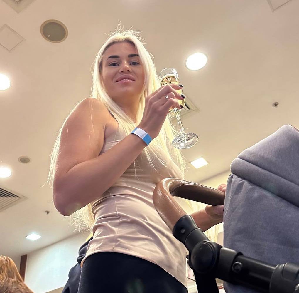 Блогерша из Саратова устроила сыну собачий кайф 36 летняя Анна Сапарина сняла видео где засунула сына в вакуумный пакет и начала выкачивать воздух Мальчик закричал через несколько секунд В подписи блогерша пошутила про перекрытый кислород Ролик вызвал шквал критики пользователи требуют проверки семьи органы опеки уже обратили внимание на ситуацию Прямой эфир