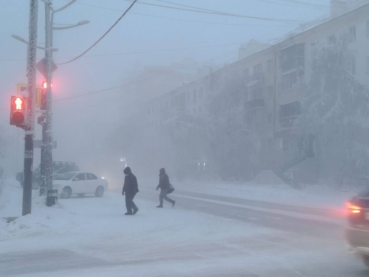 Аномальные морозы до -51°C ожидаются в Якутске  С 1 по 4 января 2025 года в городе и его окрестностях установится аномально-холодная погода. В регионе объявлено штормовое предупреждение.  Наибольшие морозы были зафиксированы в Оймяконе  -54°С , а также в населённых пунктах Чурапча, Амга, Намцы  -52°С .    Подписаться /