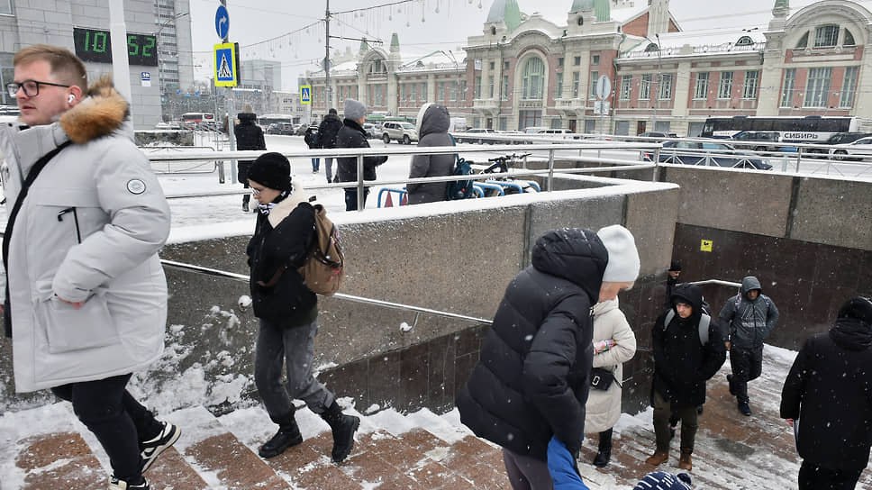 Впервые с 2005 года в Новосибирске произошел миграционный отток.   В этом году в областном центре число выбывших жителей города превысило число прибывших на 392 человека. Также продолжается снижение общей численности городского населения, указывается в прогнозе социально-экономического развития города на 2025 год и плановый период 2026-2027 годов.   В частности, с января по июль 2024 года число умерших превысило число родившихся на 2,8 тыс. человек. Высокий уровень смертности, начавшийся с 2020 года сохраняется.  На 1 января 2024-го, численность населения регионального центра составляет 1,6 млн человек. По сравнению с предыдущим годом этот показатель сократился на 0,1% или 1,5 тыс. человек.   Фото: Влад Некрасов, Коммерсантъ   Подписывайтесь на «Ъ-Сибирь»