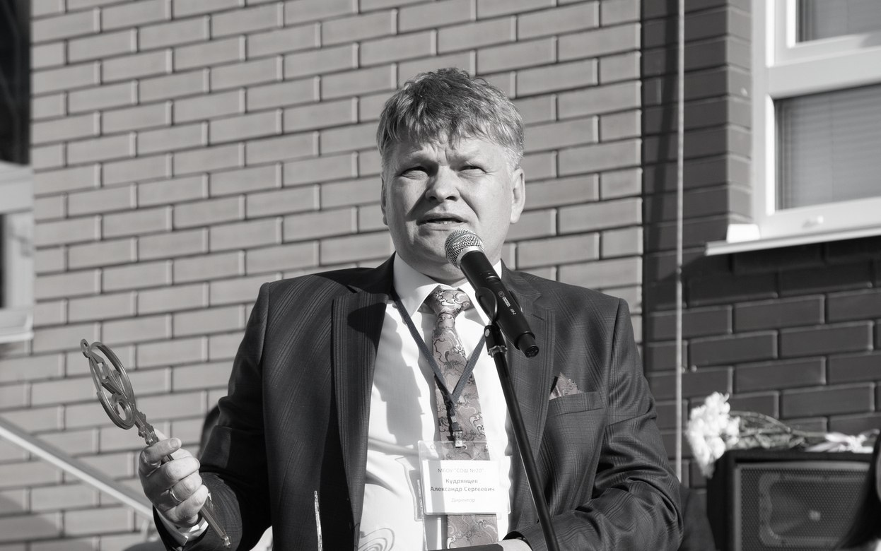 Прощание с директором 25 декабря в соборе Александра Невского в Ижевске простятся с Александром Кудрявцевым который более 10 лет работал директором школы 20 Ранее он отправился в зону специальной военной операции Как сообщается на сайте 20 й школы Александр Кузнецов скончался почти 10 месяцев назад 2 марта 2025 года Ему было 56 лет Благодаря Александру Сергеевичу школа превратилась в пространство где хочется учиться работать и расти Под его руководством мы чувствовали себя защищёнными и уверенными в завтрашнем дне Честность справедливость умение вдохновлять и заряжать позитивом стали визитной карточкой нашего директора говорится в некрологе школы Напомним именно при Кудрявцеве было построено и открыто новое здание школы 20 на улице Леваневского Прощание начнется в 13 00 Подписаться на нас Telegram MAX