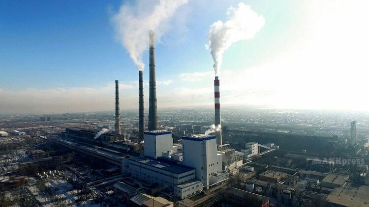 210 млрд потратят на 75 проектов по модернизации энергосистемы в Казахстане В Казахстане планируют инвестировать 210 млрд тенге в надежность энергосистемы страны. Для этого в Министерстве энергетики запускают 75 ключевых проектов по модернизации электрических и тепловых сетей. «Цель масштабной программы — кардинально снизить износ критической инфраструктуры и обеспечить стабильное тепло- и электроснабжение для миллионов казахстанцев. Речь идёт о снижении износа энергетических активов до 40%», – пояснили в пресс-службе министерства. По словам директора Департамента развития электроэнергетики Асылжана Мусина, в рамках первого полугодия были отобраны: 47 проектов по модернизации электросетей на сумму 90 млрд тенге; 28 проектов по обновлению систем теплоснабжения на сумму 120 млрд тенге. Фото: ОАО «Электрические станции». /CMN_KZ