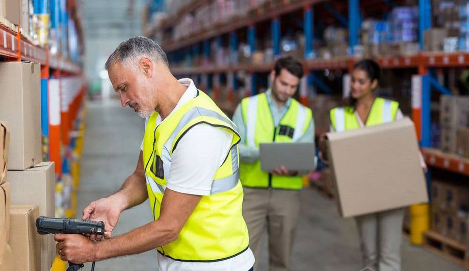 Сортировщики товаров и курьеры в России стали зарабатывать почти вдвое больше врачей и тем более учителей В третьем квартале 2025 года соискателям без опыта предлагали за такую работу в среднем 155 539 руб в месяц что на 74 больше чем годом ранее В обязанности сортировщиков входят прием распределение и контроль качества товаров и материалов на складе На втором месте в рейтинге самых высоких зарплатных предложения для кандидатов без опыта работы оказались вакансии изолировщиков обрубщиков гипсокартонщики и арматурщики Гуд Афтенун Новости