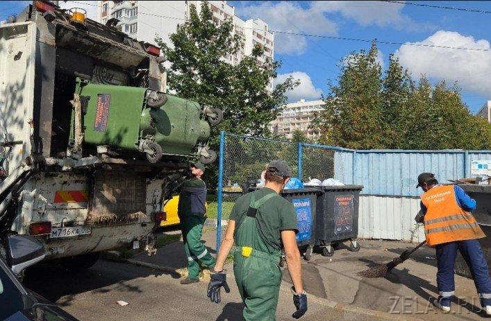 Дворников обязали встречать и провожать мусоровозы чтобы быстро убрать то что просыпалось при погрузке О регламенте который обязаны строго соблюдать Жилищник сообщила префектура Он касается контроля погрузки отходов порядка на контейнерных площадках своевременного оформления заявок на вывоз бункеров с крупногабаритным мусором В частности мастера участков Жилищника должны контролировать работу мусорного оператора как соблюдается график вывоза Подробности и причины изменений С 1 сентября действуют новые правила обращения с твердыми коммунальными отходами они утверждены постановлением правительства РФ 293 Теперь следить за состоянием контейнерных площадок должны их собственники в лице управляющих компаний в частности убирать валяющийся там мусор Кроме того на площадке можно установить видеокамеру для контроля раздельного сбора отходов графика вывоза и прочего Там же должна быть информация о том кто содержит площадку кто и когда вывозит мусор Любопытно что в действующем московском Порядке накопления твердых коммунальных отходов ТКО об уборке говорится обратное Уборка ТКО просыпавшихся из емкостей при погрузке возлагается на лицо осуществляющее их сбор погрузку и транспортирование За вывоз отходов с уличных площадок платят жители из расчета 8 43 рубля за квадратный метр квартиры количество живущих в квартире при этом не учитывается Отходы из баков должен ежедневно вывозить региональный оператор МСК НТ а вывоз крупногабаритных отходов из бункеров происходит по мере наполнения Жилищник делает для этого отдельную заявку В опросе читатели Зеленоград ру отметили самую частую проблему содержания площадок не успевают вывозить мусор переполненные баки На втором месте выгрузка постороннего мусора чаще всего крупногабаритного Далее идут отсутствие раздельного сбора в бак для вторсырья скидывают смешанные отходы грязь на площадке и периодические поджоги zelenogradru