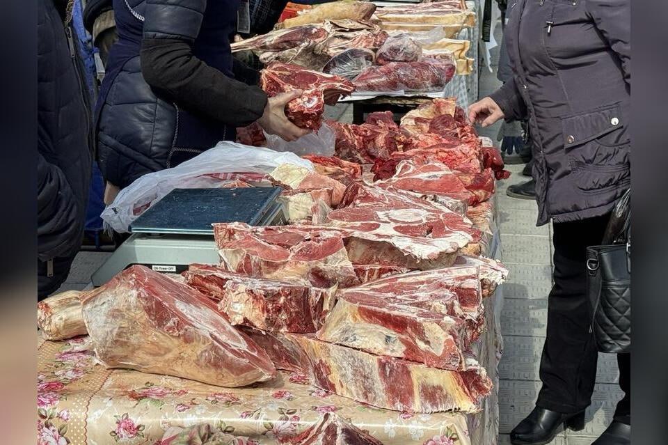 На границе Бурятии и Забайкалья ввели запрет на ввоз мяса и кормов Из за вспышки пастереллёза в Забайкальском крае на границе с Бурятией временно запрещён ввоз мяса мясной продукции и кормов для сельхозживотных На всех дорожных направлениях работают круглосуточные санитарные посты Проверяют транспорт специалисты Россельхознадзора ветеринарной службы и ГИБДД Если в машине найдут продукты без ветеринарных документов транспорт останавливают а продукцию изымают Режим повышенной готовности введён в шести районах Бурятии Мухоршибирском Бичурском Заиграевском Кяхтинском Кижингинском и Еравнинском Здесь усилен контроль за выпасом скота за нарушения грозят штрафы Ветеринарная служба напоминает лучшая профилактика пастереллёза вакцинация Случаев заражения среди животных в Бурятии пока не выявлено но в Забайкалье болезнь зафиксирована уже в четырёх районах