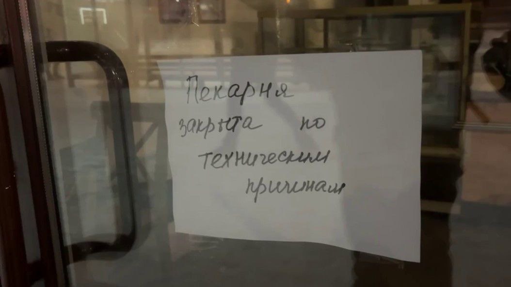 В Нытве на 60 суток закрыли киоск с фастфудом В Нытве сотрудники Роспотребнадзора провели проверку в киоске, где торговали фастфудом, на ул. Карла Маркса, 62. Как выяснили проверяющие, киоск работал без систем горячего и холодного водоснабжения. Продукция изготавливалась без использования технологических документов. У сотрудников отсутствовали личные медицинские книжки. По требованию Роспотребнадзора суд приостановил работу киоска на 60 суток. Напомним, массовые проверки точек общепита начались в регионе после двух массовых отравлений в Перми и Кунгуре. Источник ЧП Пермь Прислать новость