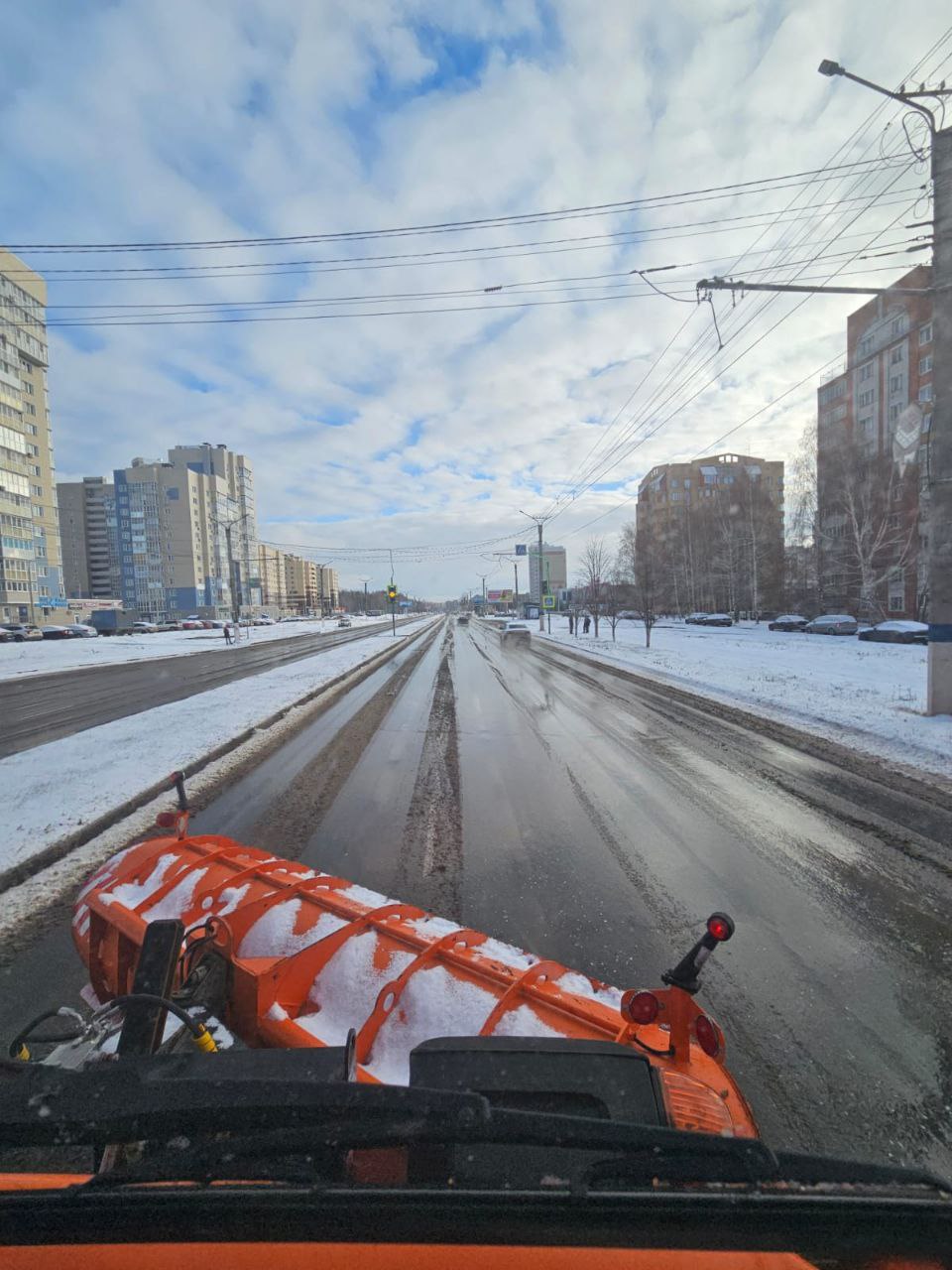 С начала ноября сотрудники АО «Доркомсервис» на дорогах Новочебоксарска работают в круглосуточном режиме.  Ежедневно они используют не менее ста тонн пескосоляной смеси.  «Убедительно просим водителей соблюдать скоростной режим и дистанцию. Также необходимо сменить летние шины на зимние, кто еще не успел», - отметили в администрации Новочебоксарска.