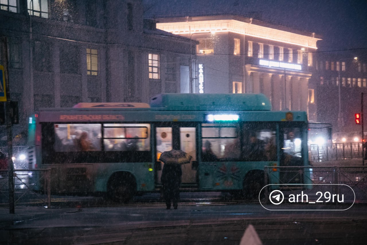 В Архангельске до смерти избили водителя автобуса Сергея Титова — об этом сообщили в компании «Рико», которая обслуживает данный маршрут. По их данным, виновником был пьяный мужчина.  В компании сообщили  , что речь идет о маршруте № 5 «Новый поселок — ул. Кузнецова». По информации компании, случай произошел 15 декабря в 10:29 прямо во время рейса.  — Мужчина в состоянии алкогольного опьянения выломал двери в автобусе, напал на водителя. Пассажиры помогли угомонить буяна, избивавшего водителя. Вскоре после драки водитель скончался, — сообщили представители «Рико». - Наши соболезнование родным Сергея Титова. Компания возьмет на себя расходы по организации похорон и окажет помощь семье, — добавляют в компании.