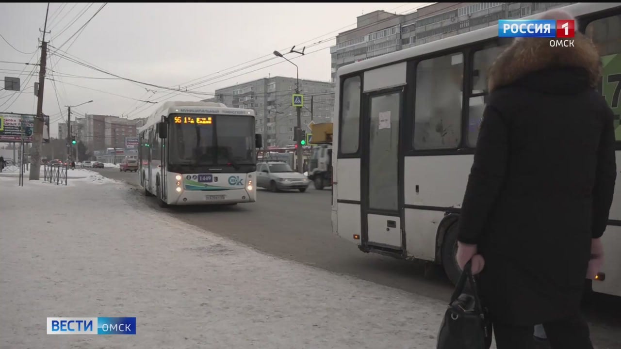 В Омске планируют вернуть популярный маршрут № 99.  Маршрут № 99 соединяет посёлок Чкаловский и микрорайон Рябиновка. В 2023 году предприниматель, обслуживавший маршрут, отказался от выполнения рейсов и маршрут заморозили. Сейчас городские власти планируют возобновить движение по этому направлению.  Администрация Омска объявила конкурс на поиск нового перевозчика. Согласно условиям, на маршруте будет 12 автобусов малого класса вместимостью не менее 18 мест каждый. А транспорт должен курсировать с 6:00 до 23:00 с интервалом движения не более 15 минут.    Итоги конкурса будут подведены в конце марта. Дата первого рейса пока неизвестна.  Подписаться Написать в редакцию