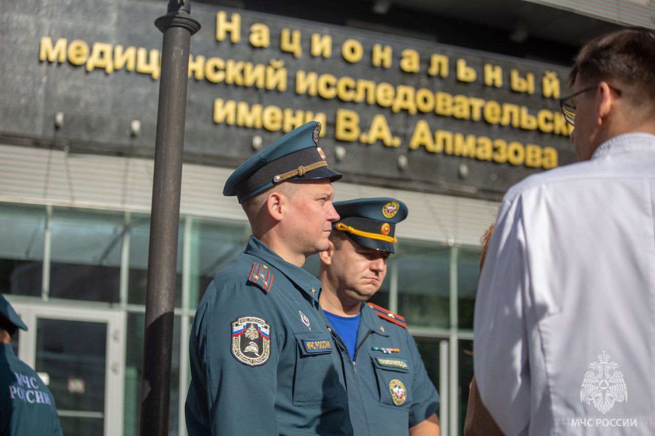 В национальном медицинском исследовательском центре имени В.А. Алмазова Минздрава России прошли пожарно-тактические учения.    Согласно легенде, на седьмом этаже медицинского центра произошёл пожар в одной из палат. Сработала автоматическая пожарная сигнализация, медицинским персоналом была организована эвакуация посетителей и работников. В суматохе четыре человека не смогли своевременно покинуть «опасную зону». В результате пожара дымом оказались отрезаны один пациент и три работника учреждения. Им на помощи поспешили прибывшие к месту условного ЧП пожарно-спасательные подразделения. Они эвакуировали оставшихся в здании людей    В ходе тренировки были отработаны приёмы и способы проведения спасательных работ, подача огнетушащих средств, работа звеньев газодымозащитной службы.     Во время занятия были проверены исправность системы оповещения, первичных средств пожаротушения и наличие водоисточников.   МЧС Санкт-Петербурга